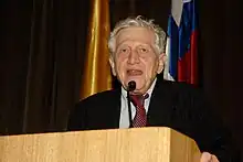 Peter Hall delivering address at Pontificia Universidad Católica de Chile