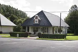 The town hall and school of Siracourt