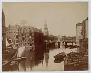 Rapenburgwal in the direction of Oude Schans. Left: Uilenburgergracht entrance. c. 1895