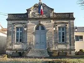 The town hall in Saint-Fort-sur-le-Né