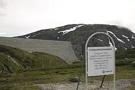 Storglomvassdammen is one of the two big dams that create Storglomvatnet; the other one being Holmvassdammen.