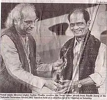 Sudhir Phadke receiving 'Sahyadri Swara Ratna Puraskar' from Pt. Jasraj in 2002