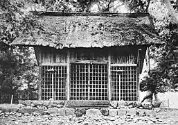 An early 20th century photograph of the shōjin-ya that formerly stood in the honden's current location