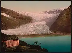 Glacier heading towards the water