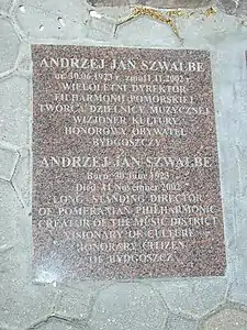 Plaque with engraved text at the bottom of the statue