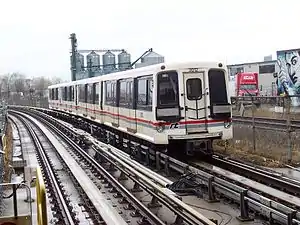 A Line 3 train in its typical four-car configuration in its original 1985–2015 livery