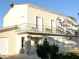 The town hall in Talais