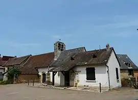 The church and town hall in Temple-Laguyon