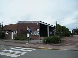 The town hall and school in Thieulloy-l'Abbaye