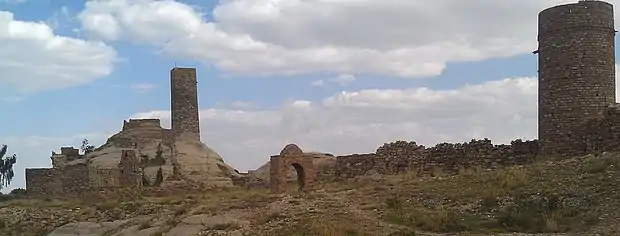 Image 17Ruins of Thula fortress in 'Amran, where al-Mutahhar ibn Yaha barricaded himself against Ottoman attacks. (from History of Yemen)