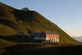 Alpine club hut Tilisunahütte in front of the Tilisuna-Schwarzhorn