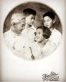 The businessman Tio Tek Hong with his family, mid-20th century.