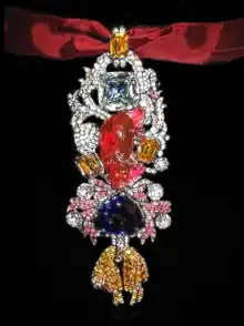 Detailed view of the recreated great Golden Fleece of king Louis XV of France. Below the 107 carats (21.4 g; 0.75 oz) spinel Côte de Bretagne hangs the French Blue diamond and the fleece itself, set with hundreds of yellow diamond replicas