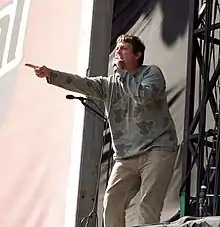 Tom Hingley onstage in 2003