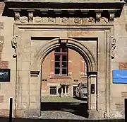 Entrance portal of the Hôtel du Vieux-Raisin (from 1547), with a beautiful frieze of metopes.