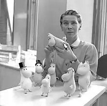 Jansson in 1956 with moomintroll dolls made by Atelier Fauni