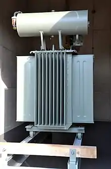 Oil transformer with air convection cooled heat exchangers