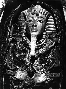 The gold mask in situ, 1925