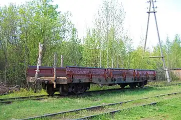 Narrow gauge flat wagons, 750 mm (2 ft 5+1⁄2 in) & Note single buffer, and two chains each with a hook