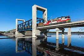 Image 51A Sr1-pulled lumber train crossing the drawbridge along the Savonia railway in Kuopio, Finland (from Rail transport)