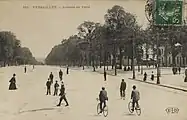 Paris Avenue at the beginning of the 20th century. There are no cars in sight yet. Pedestrians and cyclists have the whole avenue at their disposal (ELD postcard).