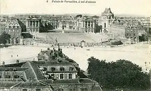 The Palace of Versailles with the Place d'Armes in the foreground at the beginning of the 20th century.