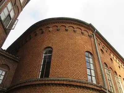 The curved side of the Library Building.