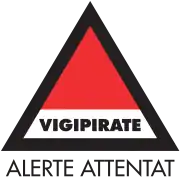 Vigipirate triangle with "Alerte Attentat" in black font