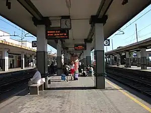 Overall view of the platform for tracks 2–3.