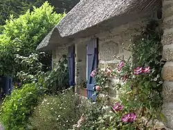 Image 15Roses, clematis, a thatched roof: a cottage garden in Brittany (from Garden design)