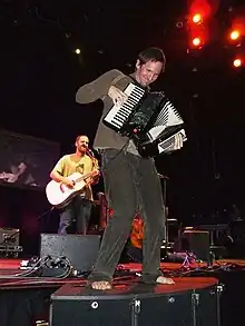 Zach Gill performing with Jack Johnson in Christchurch, 2008