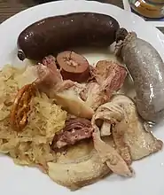 Schlachtschüssel with siedwursts, kidney and belly meat